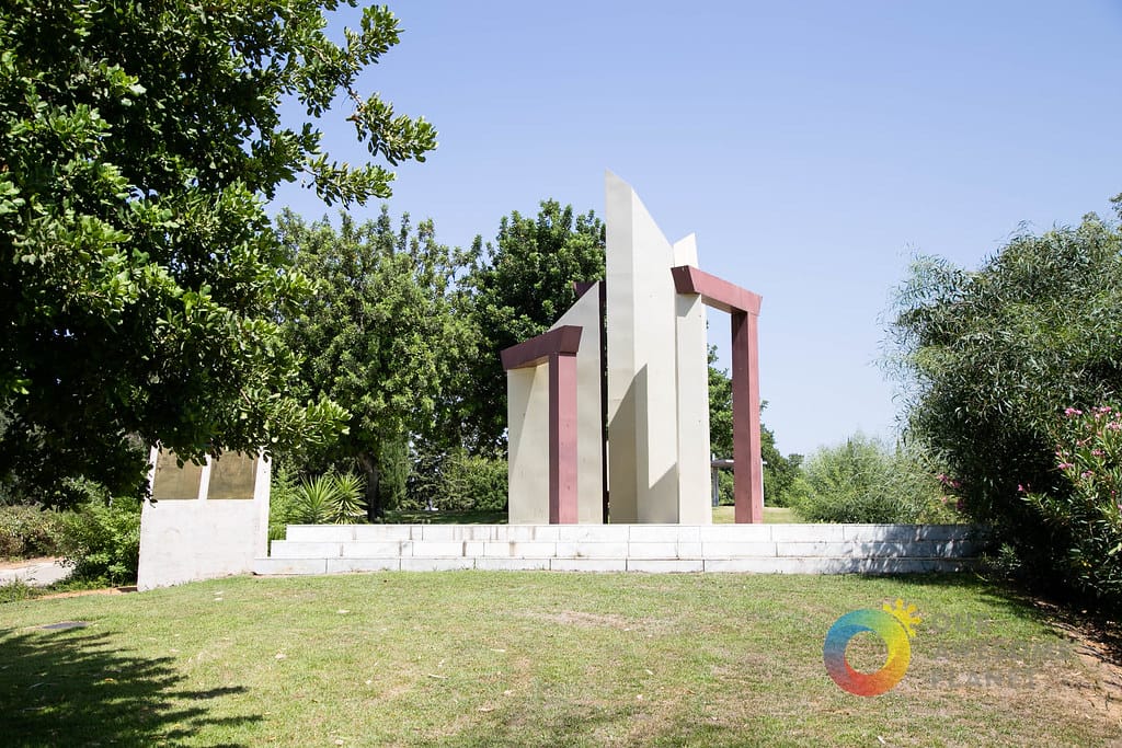 תמונה של Open Doors Monument